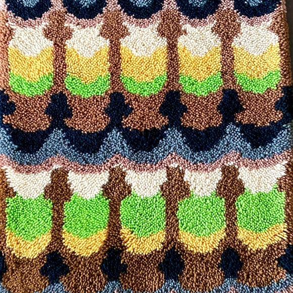 Groovy vintage latch and hook rug - Picture 2 of 2